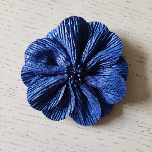 Fleur tissu plissé et pistils 80mm bleu royal