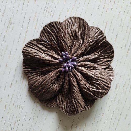 Fleur tissu plissé et pistils 80mm marron