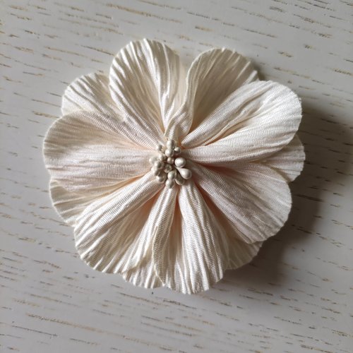 Fleur tissu plissé et pistils 80mm ivoire