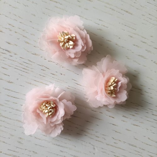 Petite fleur en organza avec pistils 30mm rose