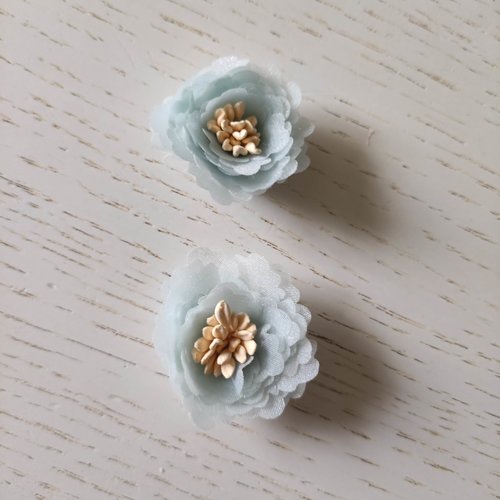 Petite fleur en organza avec pistils 30mm bleu ciel