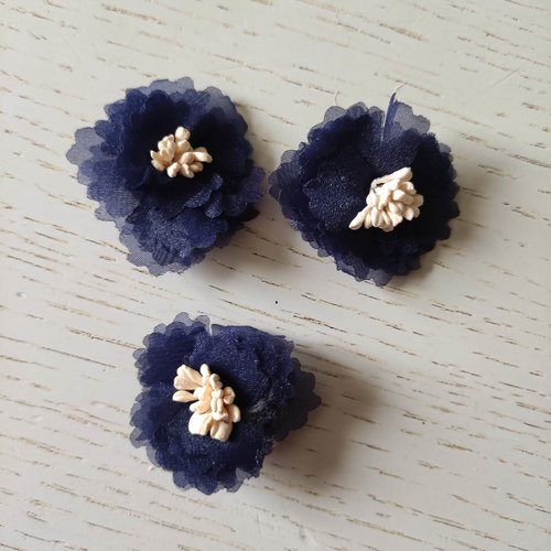 Petite fleur en organza avec pistils 30mm bleu marine