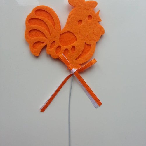 Une trés jolie poule en feutrine orange sur tige 80*75mm