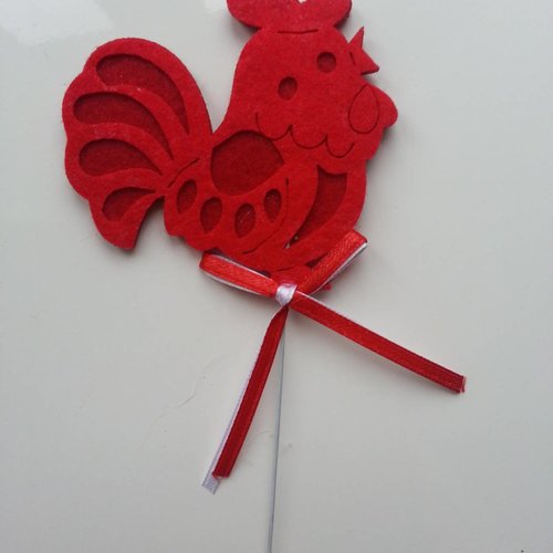 Une trés jolie poule en feutrine rouge sur tige 80*75mm