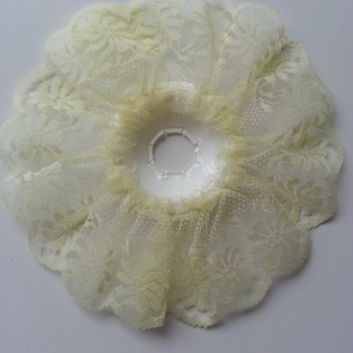 Collerette pour bouquet de demoiselle d honneur dentelle jaune pale 17cm