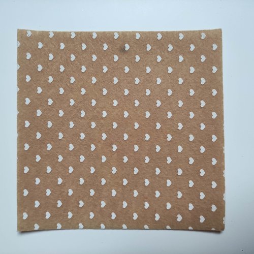 Feuille de feutrine motif coeur 15*15cm beige et  blanc