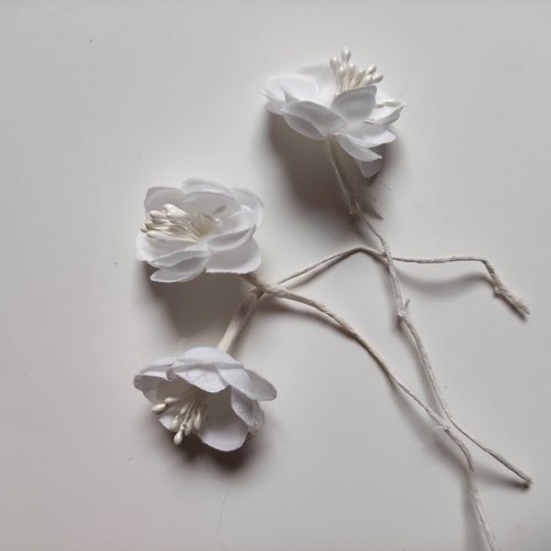 Lot de 3 fleurs artificielles avec pistils blanche