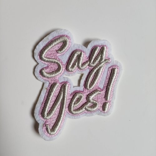 Ecusson, patch a coudre "bsay yes" rose et blanc 8*7 cm