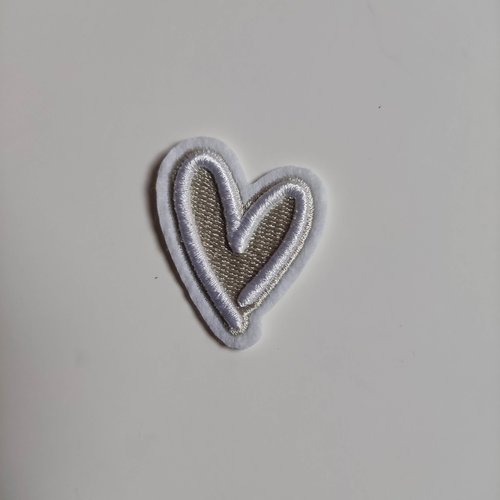 Ecusson, patch a coudre coeur  blanc et gris 3,5*4 cm