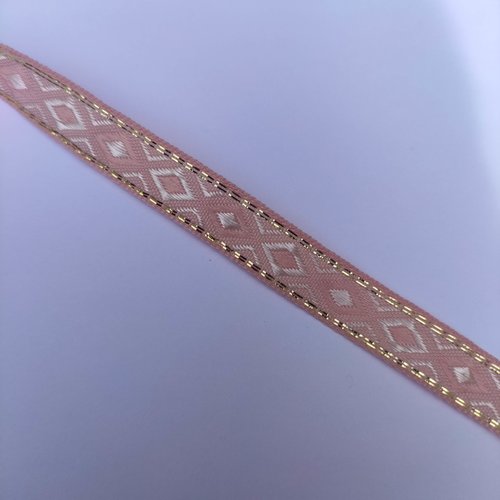 Morceau de 1, 85 mètre de ruban rose pale motif losange  lisière or 12mm