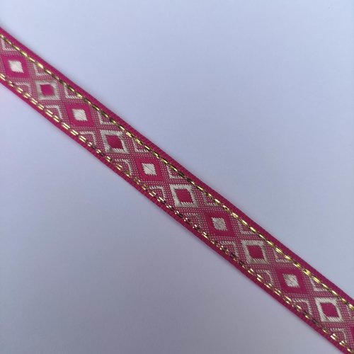 Morceau de 1, 85 mètre de ruban rose bonbon motif losange  lisière or 12mm