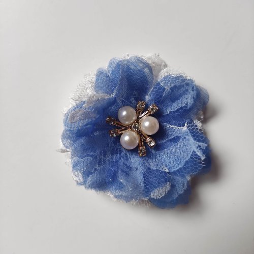 Fleur organza et dentelle centre perle et strass 50mm blanc et bleu roi