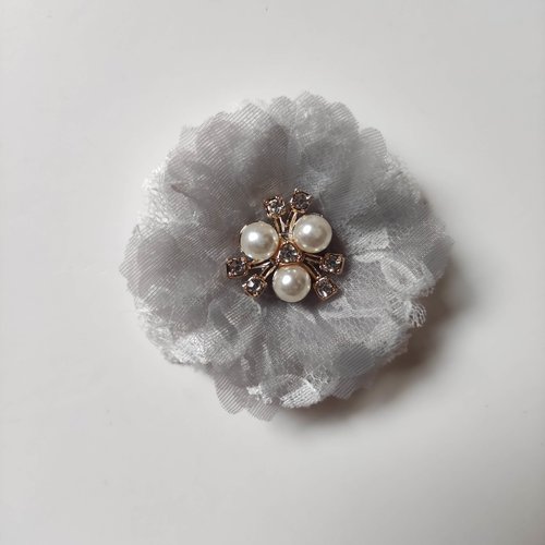 Fleur organza et dentelle centre perle et strass 50mm blanc et gris