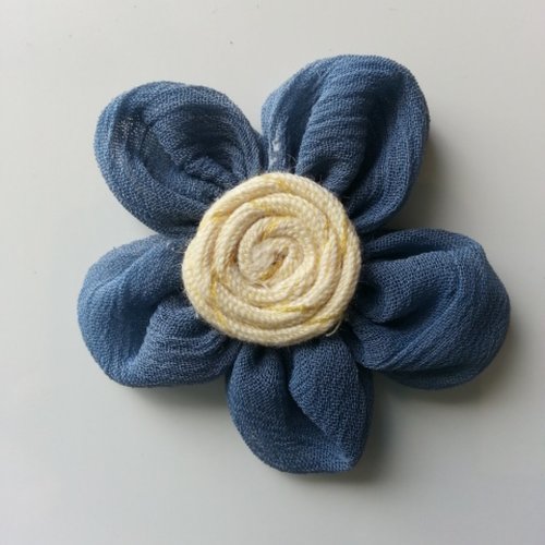 Rosette en tissu crêpe bleu et ivoire 45mm