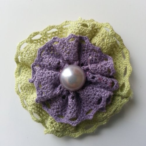 Rosette en dentelle crochetée vert et gris  45mm