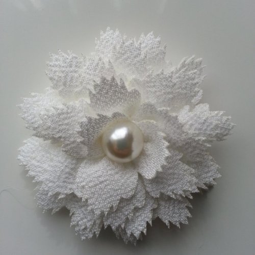 Fleur en tissu centre perle 60 mm blanc cassé