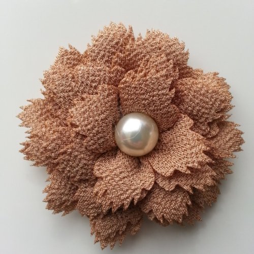 Fleur en tissu centre perle 60 mm beige