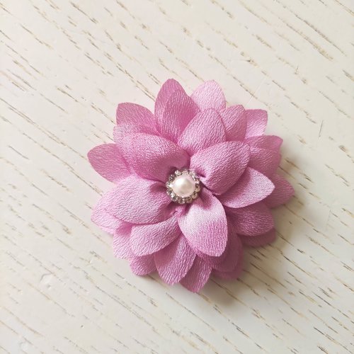 Fleur en tissu centre perle et strass 55mm mauve