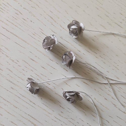 5 petites rose grise en papier  sur tige 10mm