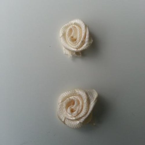 Lot de 2  minis roses en satin 10 à 15mm ivoire