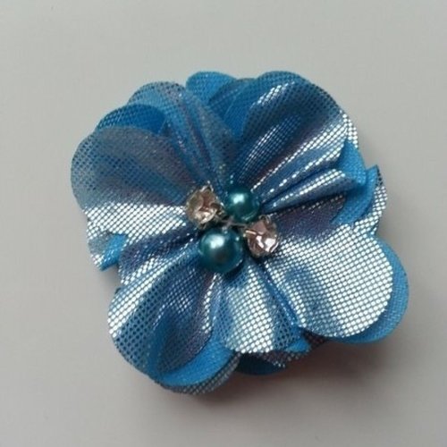 Fleur tissu brillant perle et strass bleu 50mm