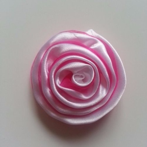 Rosette satin blanche et rose fuchsia 55mm
