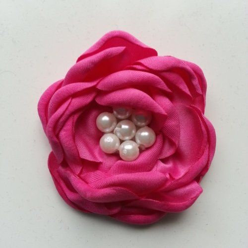Fleur satin de soie centre perle 55mm rose fuchsia