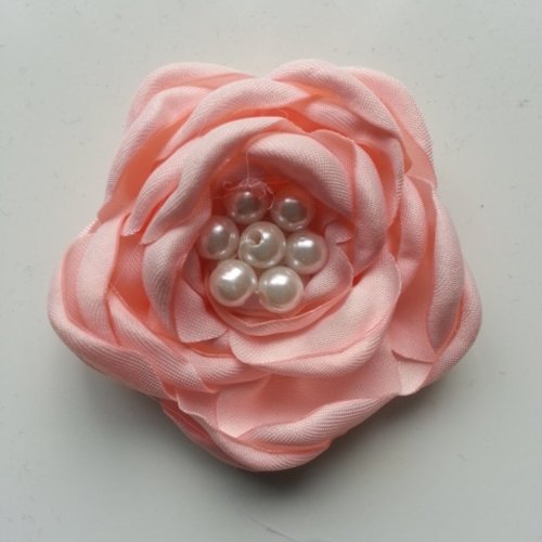 Fleur satin de soie centre perle 55mm peche