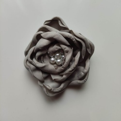 Fleur satin de soie centre perle 55mm gris