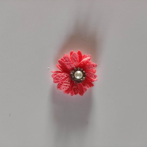 Petite fleur en tissu 25mm avec centre perle strass rose saumon
