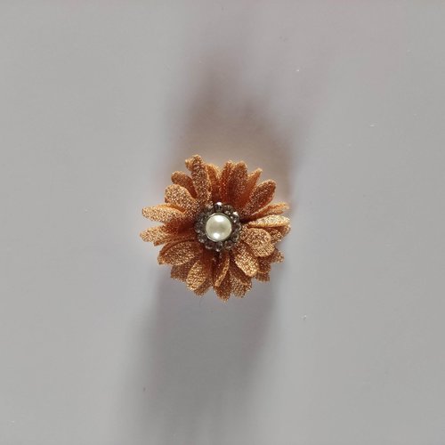 Petite fleur en tissu 25mm avec centre perle strass beige