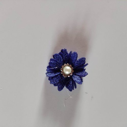 Petite fleur en tissu 25mm avec centre perle strass bleu roi
