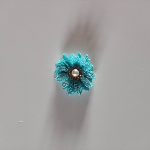 Petite fleur en tissu 25mm avec centre perle strass bleu turquoise