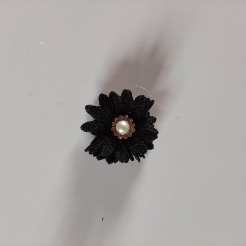 Petite fleur en tissu 25mm avec centre perle strass noir