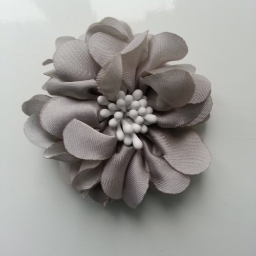 Fleur en satin de soie et pistils 50mm gris