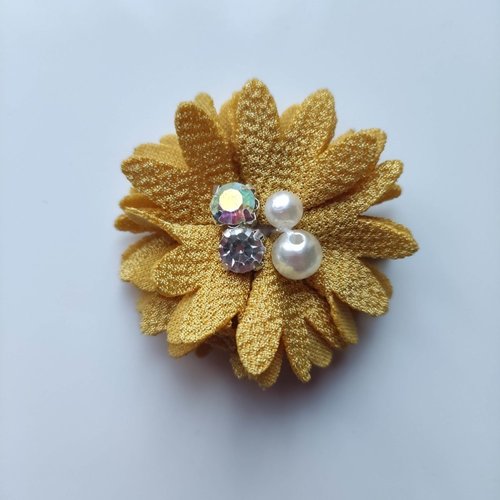 Fleur tissu crépé perle et strass 50mm jaune moutarde