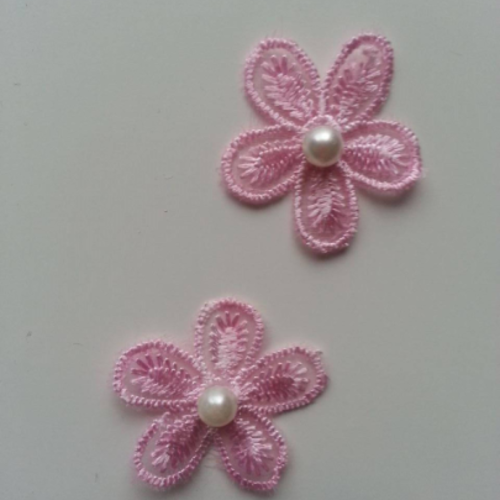 Lot de 2 fleurs en dentelle  30mm rose bonbon