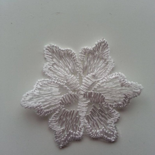 Fleur en dentelle blanc 42 mm