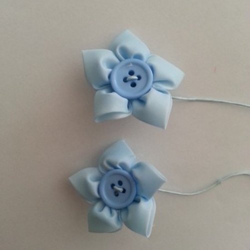 Lot de 2 fleurs en tissu centre bouton bleu ciel   sur tige 50mm
