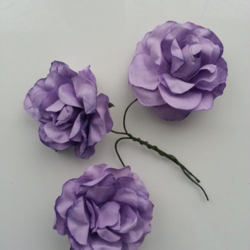 Lot de 3 roses en papier rouge mauve sur tige 40mm