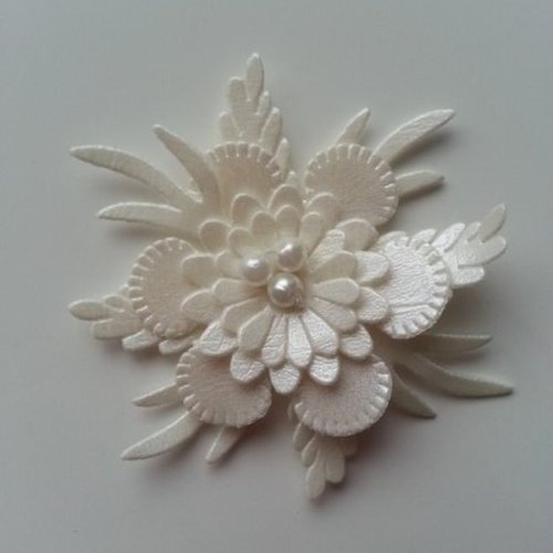 Fleur en simili cuir ivoire  50mm
