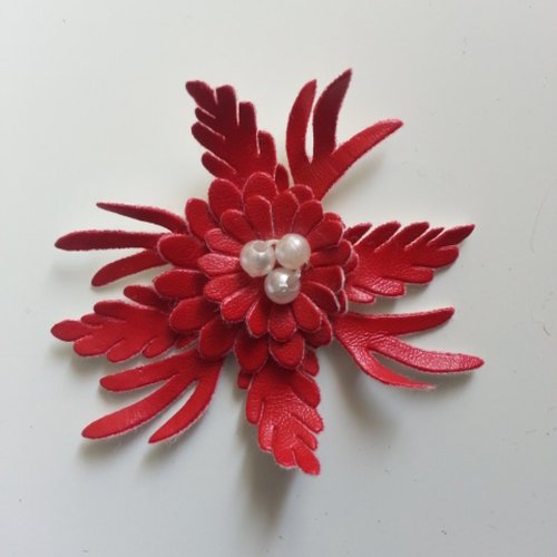 Fleur en simili cuir rouge  50mm