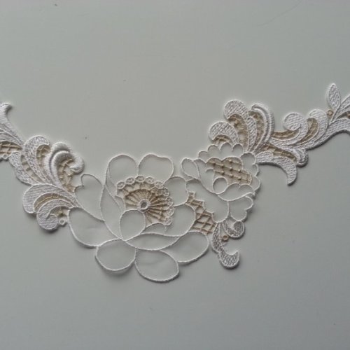 Applique collier, col dentelle blanc et or 25*14cm