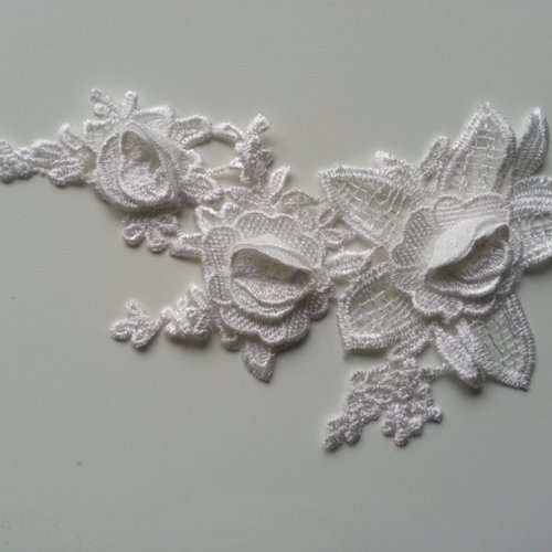 Applique  en dentelle et fleur blanche  20*12cm