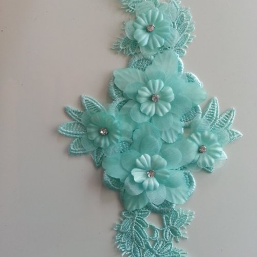 Applique  en dentelle , fleur et strass vert pastel   21*10cm