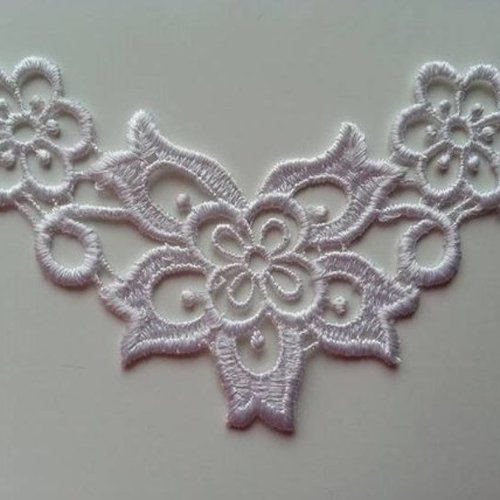 Applique dentelle  collier blanc 11*7cm idéal pour création de bijoux