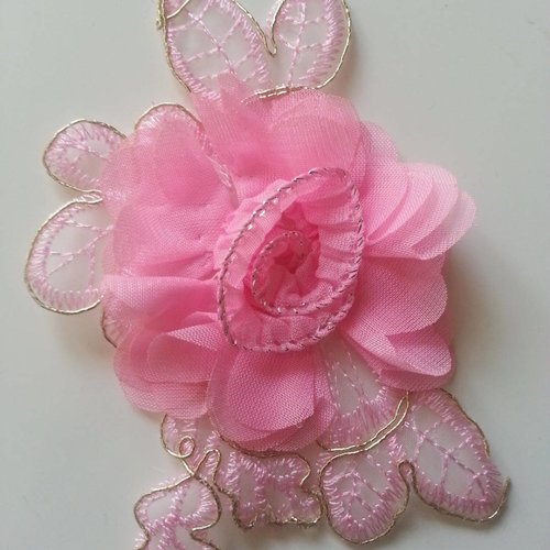 Applique fleur en dentelle  et mousseline rose    12*8cm