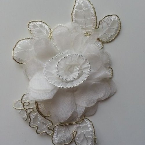 Applique fleur en dentelle  et mousseline blanc    12*8cm