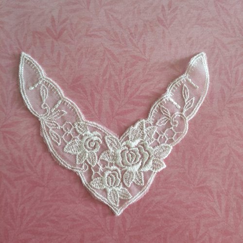 Applique dentelle  collier blanc /ivoire 13*12,5cm