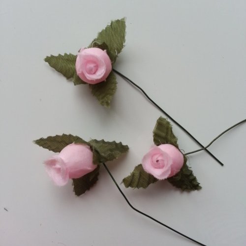 Lot de 3 roses et feuilles en tissu rose    sur tige